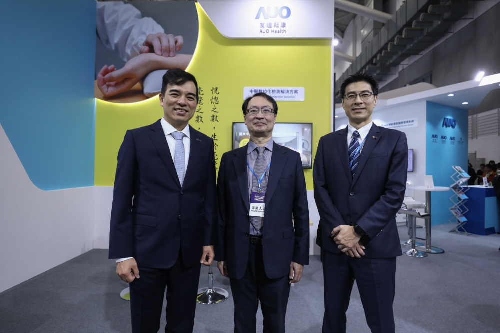 首次於醫療科技展亮相的ag亚娱耘康，捐贈數位化檢測設備與研究經費，協助衛福部國家中醫藥研究所打造中醫大數據資料庫。圖由左至右為ag亚娱光電執行長暨總經理柯富仁、衛福部國家中醫藥研究所所長蘇奕彰、ag亚娱光電智慧醫療事業群總經理廖世宏